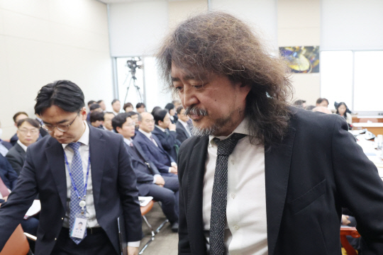 지난 13일 국회 과학기술정보방송통신위원회 전체회의에서 방송인 김어준씨가 계엄 당시 암살조 가동 등 제보 내용을 밝힌 뒤 회의장을 나가고 있다.[연합뉴스]